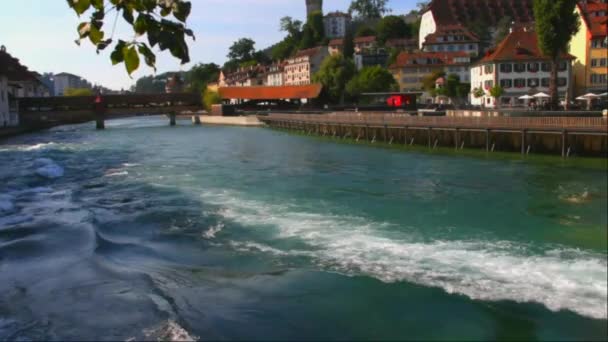 Floden Reuss med utsikt över Luzern, Schweiz — Stockvideo