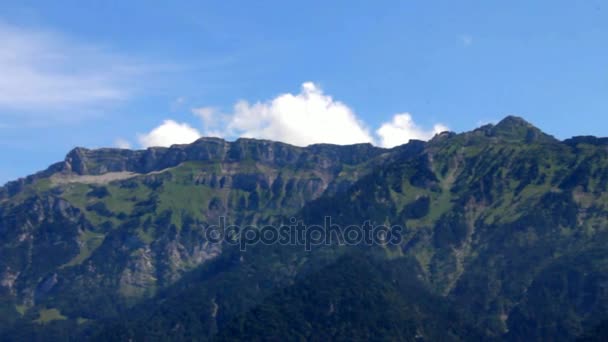 Vue sur les Alpes suisses avec le sommet enneigé de Jungfrau depuis Interlaken, Suisse — Video