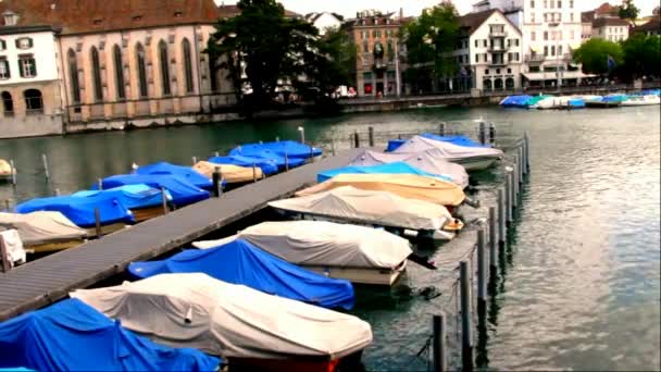 Θέα στη Ζυρίχη, το ποταμό Limmat με στάση για βάρκες, Ελβετία, — Αρχείο Βίντεο