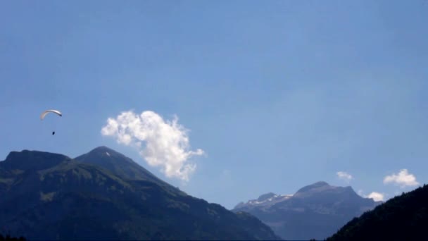 Paragliding op achtergrond van de Zwitserse Alpen — Stockvideo