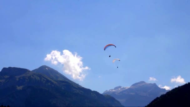 Paragliders tegenover de Berner Alpen en de besneeuwde top van Jungfrau in het Berner Oberland — Stockvideo