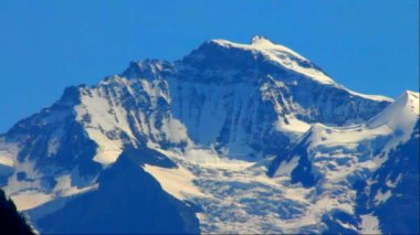 Karlı dağ tepe, Interlaken, İsviçre Jungfrau görünümünü