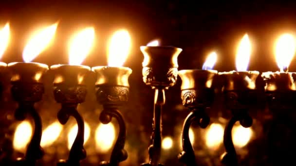 Vackra upplysta Hanukkah Menorah på mörka abstrakt bakgrund — Stockvideo