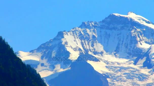 スイス、インターラーケンからユングフラウの雪に覆われた山頂の眺め — ストック動画