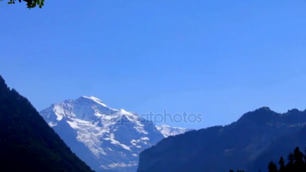 Вид на заснеженный горный пик Мбаппе из Интерлакена, Швейцария — стоковое видео
