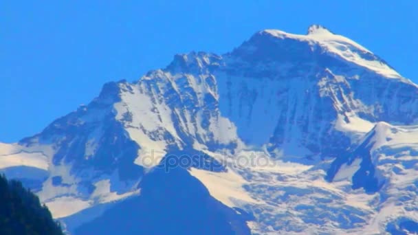 Pohled na zasněžený vrchol hory Jungfrau od Interlaken, Švýcarsko — Stock video