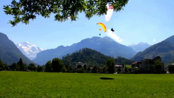 Paralotniarstwo od montażu trudniej tło Kulm. Interlaken — Wideo stockowe
