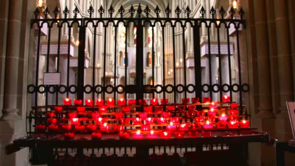 Κεριά στην εκκλησία. Καθεδρικός Ναός της της Βέρνης. Ελβετία — Αρχείο Βίντεο