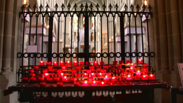 Kilisede mumlar. Katedral, Bern. İsviçre — Stok video