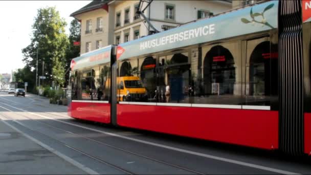 Від'їзд перевищення швидкості трамвая в сутінки час. Берн. Швейцарія — стокове відео