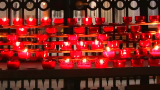 Κεριά στην εκκλησία. Καθεδρικός Ναός της της Βέρνης. Ελβετία — Αρχείο Βίντεο