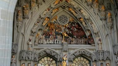 Cephe ve Bern katedral Gotik ayrıntı ile ana Portal 