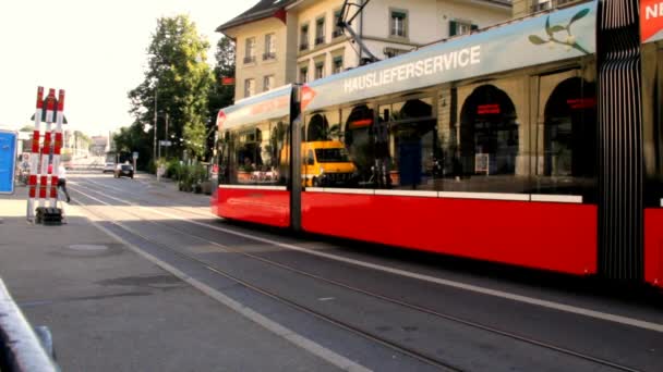 Salida del tranvía de velocidad al anochecer. Berna. Suiza — Vídeo de stock