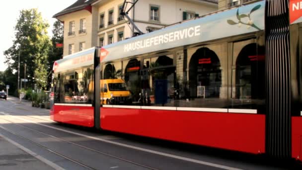 Odjezd z překročení rychlosti tramvaj v době soumraku. Bern. Švýcarsko — Stock video