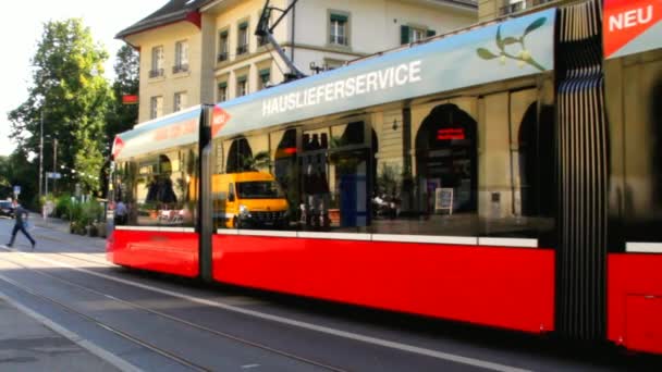 Wyjazd tramwajem przekroczenie prędkości w czasie Zmierzch. Bern. Szwajcaria — Wideo stockowe