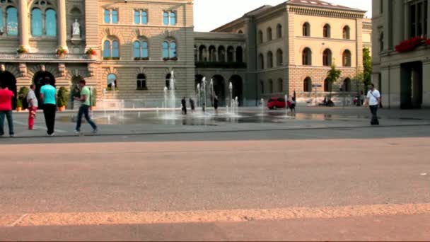 Oidentifierade flickor som dansar på en fontän nära Schweiz federala palats — Stockvideo