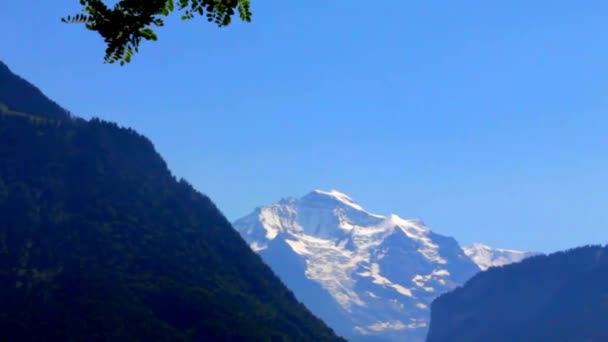 Uitzicht op besneeuwde bergtop van de Jungfrau uit Interlaken, Zwitserland — Stockvideo