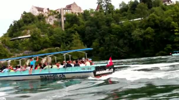 Toeristen op de boot naar de Rheinfall — Stockvideo