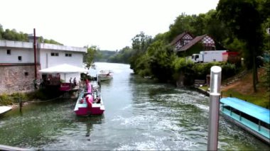 Turistler teknede yüklüyorsunuz