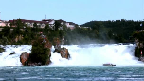 Rhein fällt von deutscher Seite auf blauem Himmel — Stockvideo