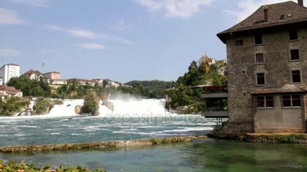 Rheinfall op blauwe hemel achtergrond van Duitsland kant — Stockvideo