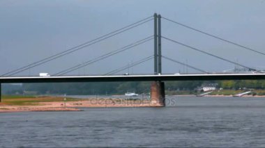 Araç trafik büyük bir Askılı Oberkassel köprü. Dusseldorf