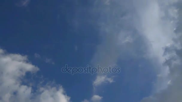 Nuvens limpas no céu azul — Vídeo de Stock