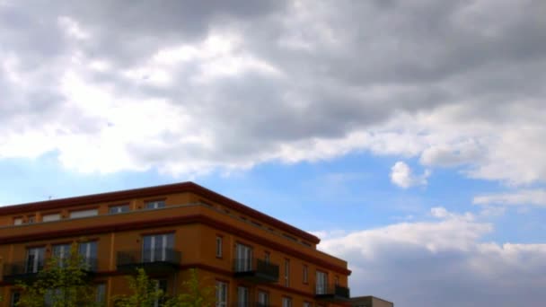 Nubes en el cielo azul — Vídeos de Stock