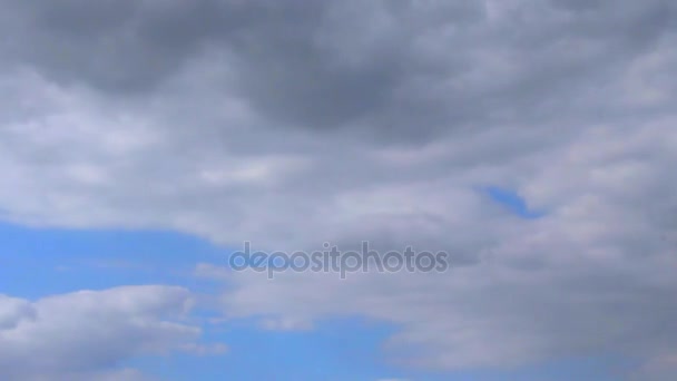 Nubes en el cielo azul — Vídeos de Stock