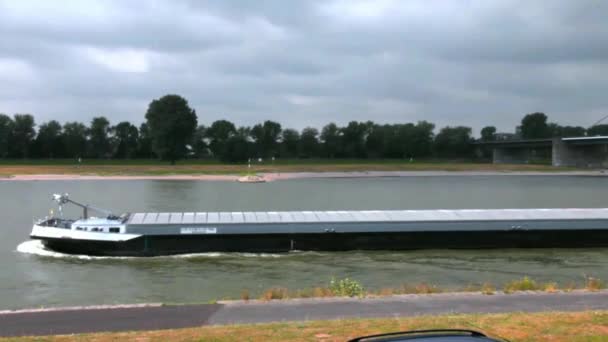 Barge fährt gegen die Strömung des Rheins. Zeitraffer — Stockvideo