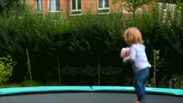 Kleine schattige Blonde meisje op de dag van de zomer op de grote Trampoline — Stockvideo