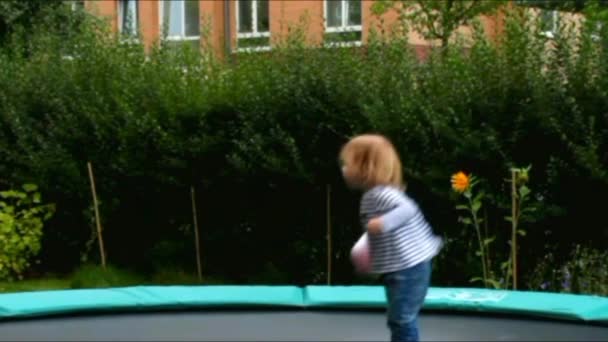 Kleine schattige Blonde meisje op de dag van de zomer op de grote Trampoline — Stockvideo