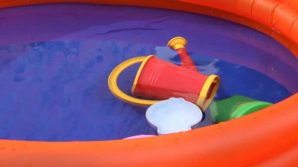 Piscina gonfiabile arancione per bambini con acqua — Video Stock