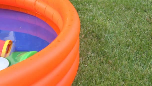 Piscina de remo inflável laranja com água — Vídeo de Stock