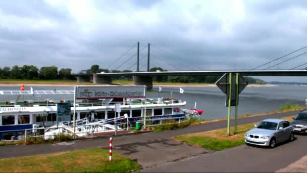 Köln Oberkassel Köprüsü yakınlarında gemisi. Dusseldorf — Stok video