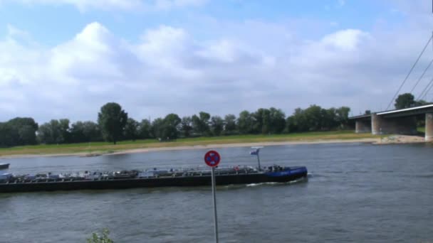 Barge zeilen tegen de stroom van de rivier de Rijn. Time-lapse — Stockvideo