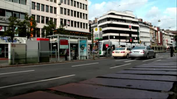 Dusseldorf ulicy z ludźmi i tramwajem — Wideo stockowe