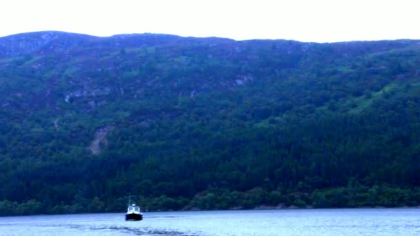 Em busca do famoso monstro de Loch Ness no lago — Vídeo de Stock