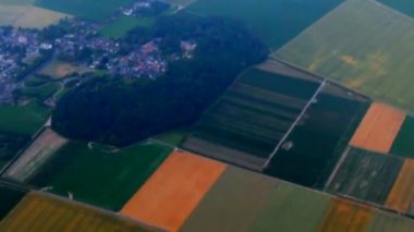 Yükseklik azaltmak ve büyük yolcu uçağı inişe hazırlanıyor