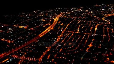 Büyük kent üzerinde uçan gece. Dusseldorf. Almanya