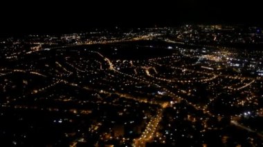 Büyük kent üzerinde uçan gece. Dusseldorf. Almanya