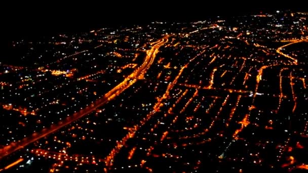 Nachtvluchten boven de grote stad. Dusseldorf. Duitsland — Stockvideo