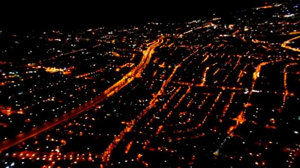 Nachtvluchten boven de grote stad. Dusseldorf. Duitsland — Stockvideo