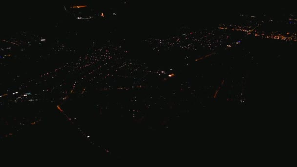 Noche volando sobre Big City. Dusseldorf. Alemania — Vídeo de stock