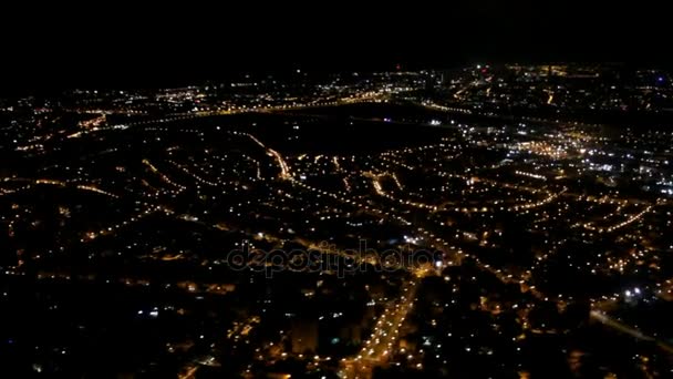 Natt flyger över stora staden. Düsseldorf. Tyskland — Stockvideo