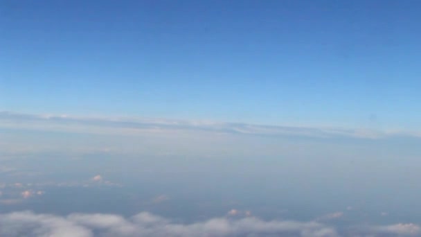 Vliegtuig zit boven de wolken — Stockvideo