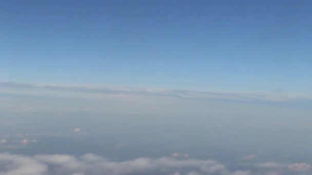 Самолет, летящий над облаками — стоковое видео