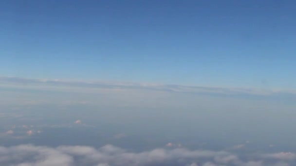 Vuelo en avión sobre las nubes — Vídeos de Stock