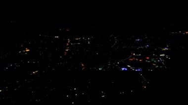 Büyük kent üzerinde uçan gece. Dusseldorf. Almanya