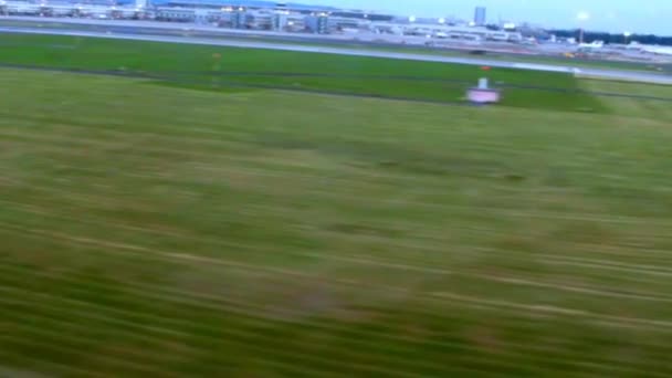 Landing van een grote personenauto vliegtuig op de startbaan. Schieten vanuit vliegtuig venster. — Stockvideo